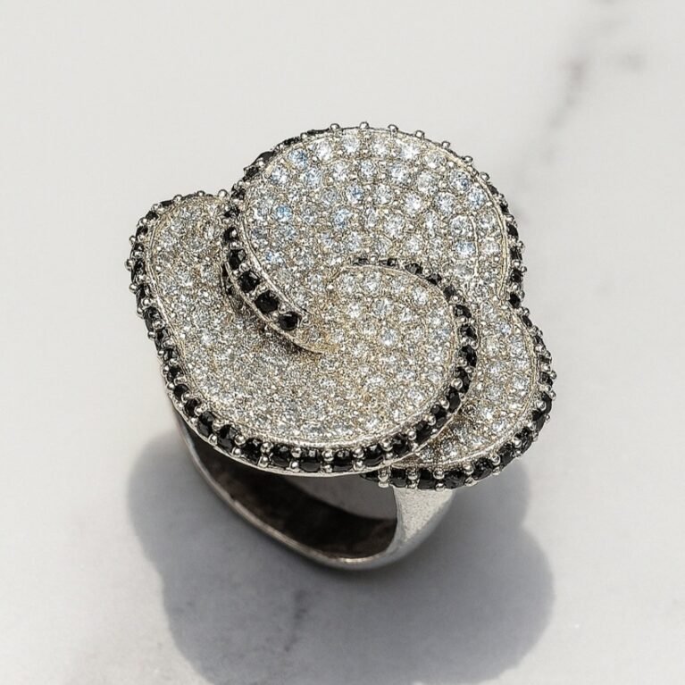 Уникатен прстен со циркони