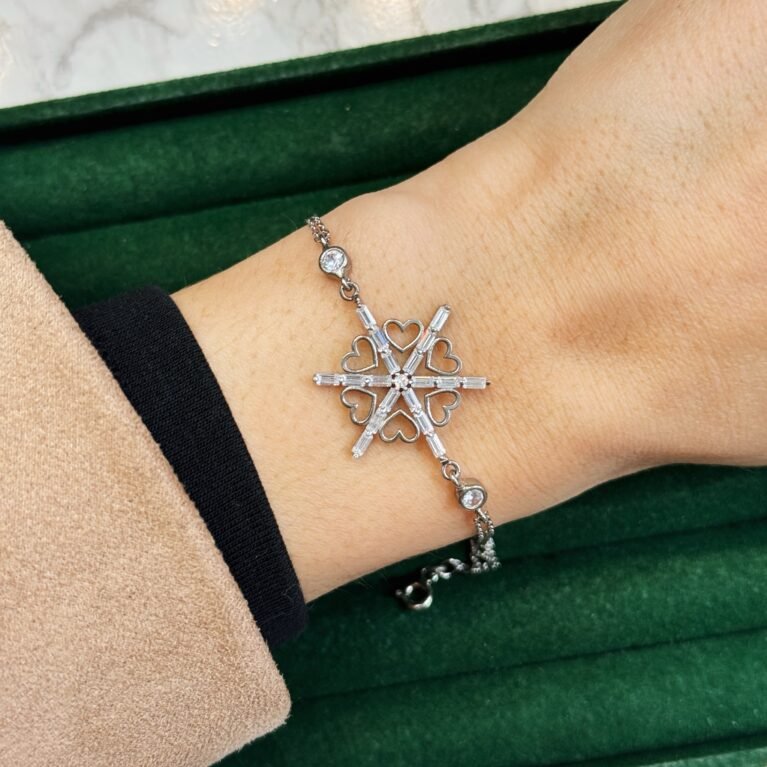 Женска нараквица со снегулка