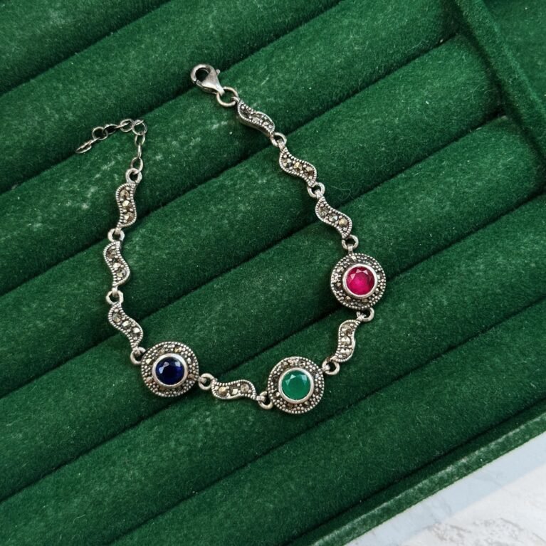 Женска нараквица со маркизети