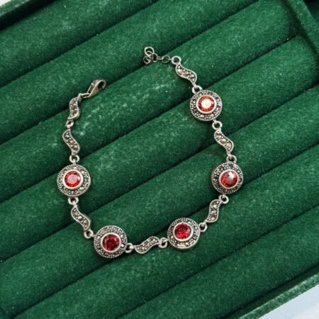 Женска нараквица со маркизети